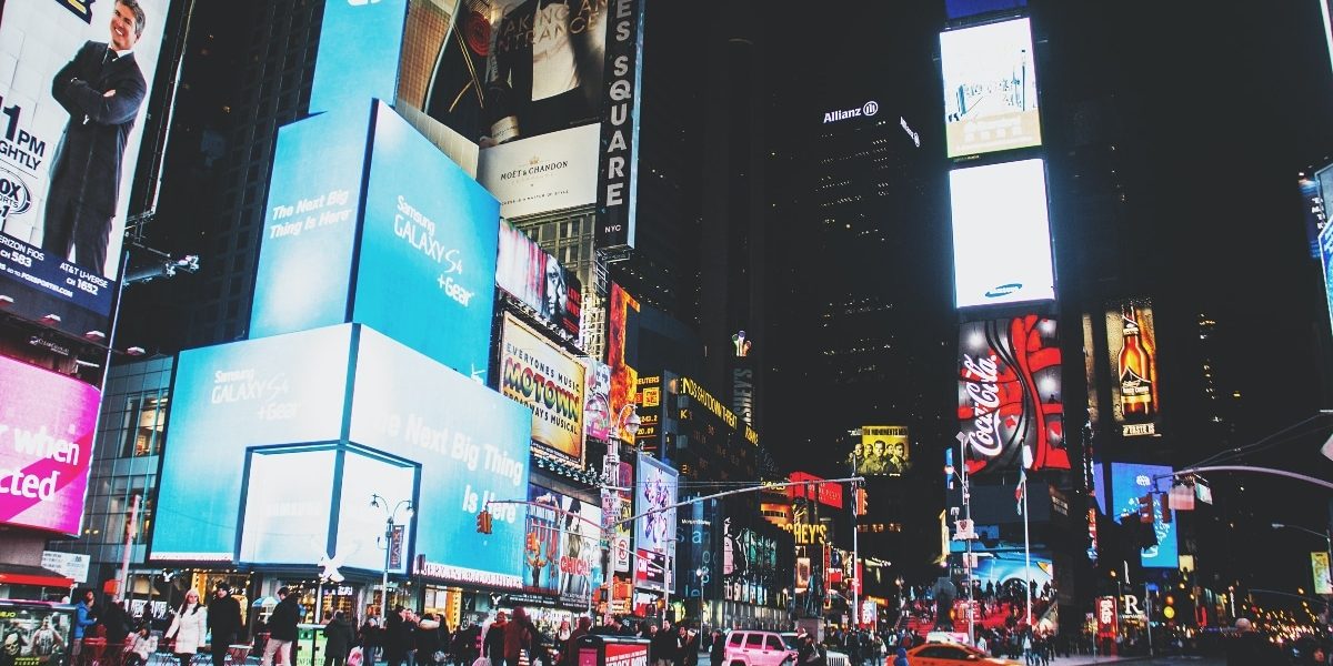 Highlighting the relevancy of outdoor digital signage | LED Craft